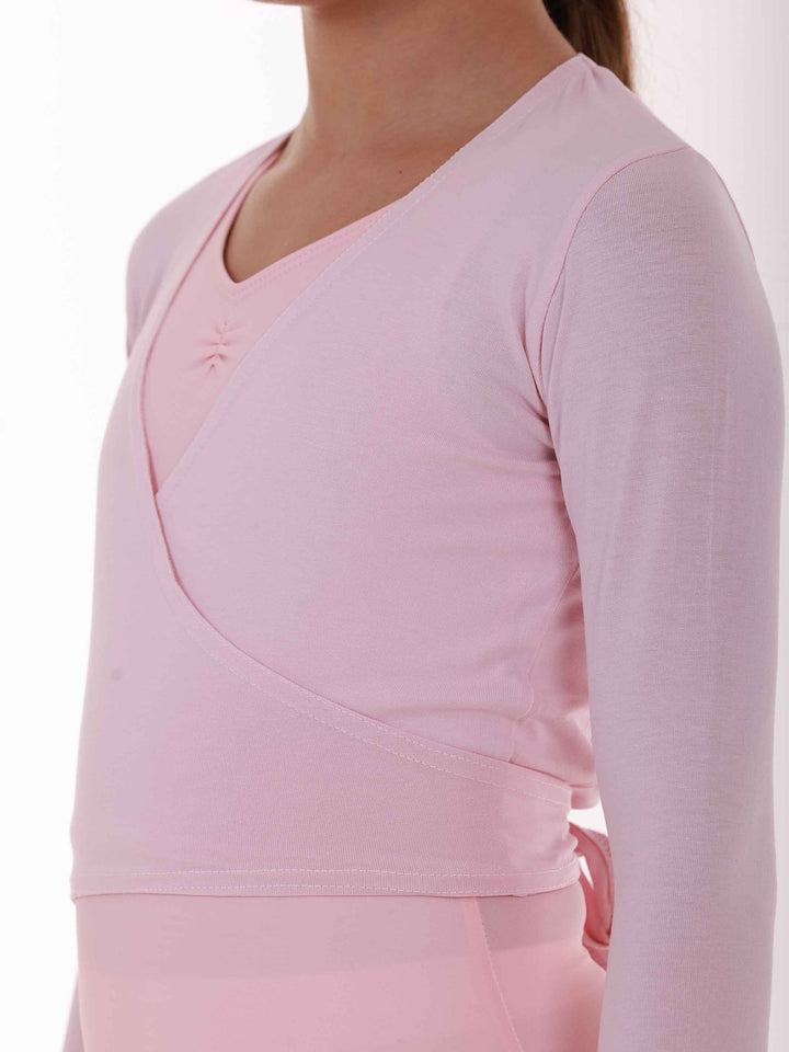 Cache-cœur rose à manches longues – zoom sur le tissu doux et la couture croisée.