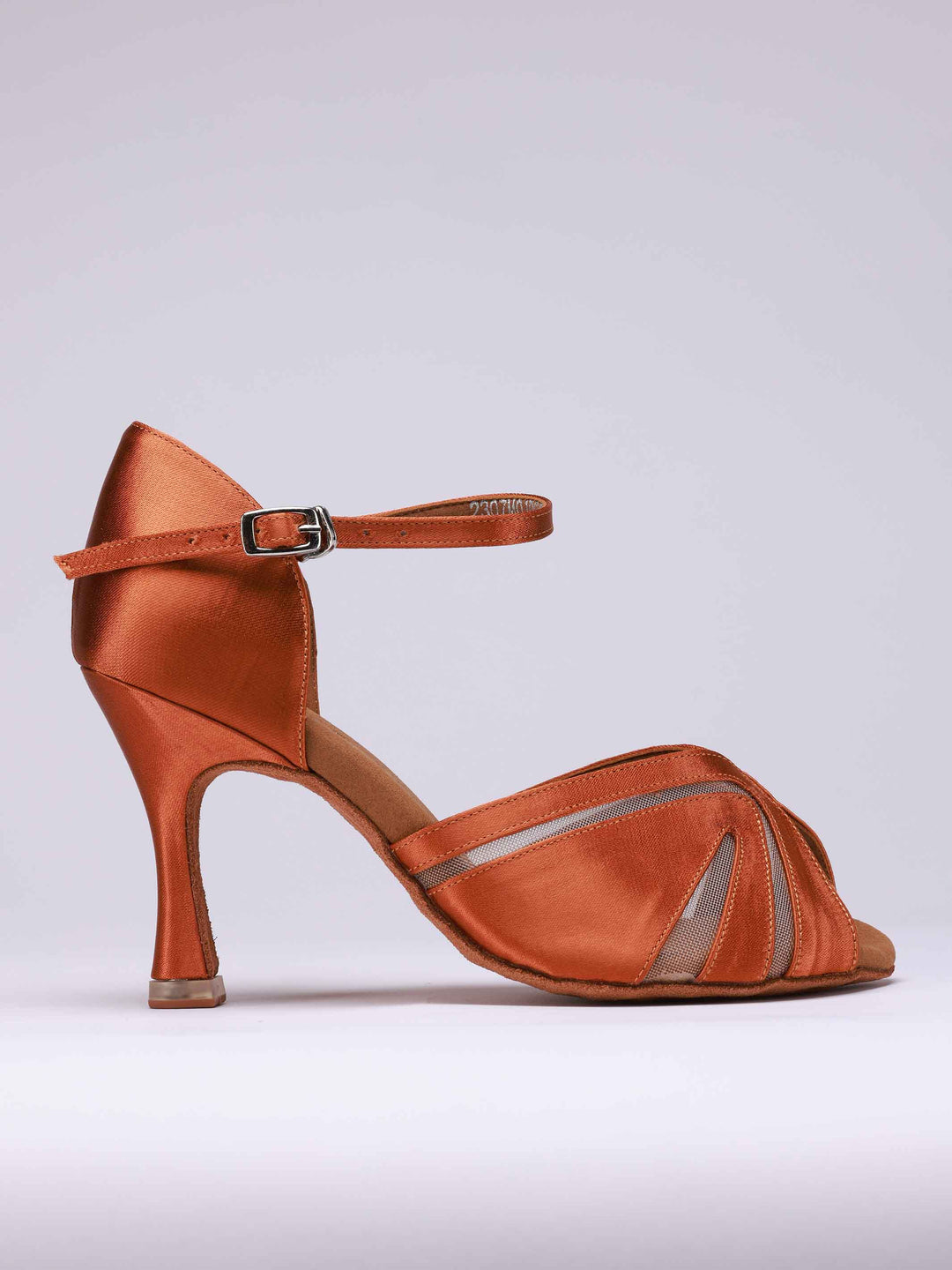 Chaussures de danse latine pour femme, modèle Anna, couleur tannée, avec maille transparente à l'avant pour une touche élégante et sophistiquée. Dotées d'une sangle unique autour de la cheville pour un maintien sécurisé et confortable, ces chaussures sont équipées de talons rétro de 8,5 cm, parfaits pour allier style et performance sur la piste de danse - vue de côté