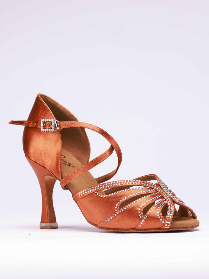 Chaussures de danse latine pour femme, modèle April, couleur tannée, avec côtés fermés pour un meilleur maintien. Leur design orné de strass assortis apporte une touche sophistiquée, tandis que la boucle métallique réglable garantit un ajustement sécurisé. Équipées d&