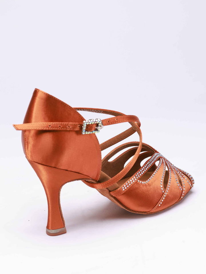 Chaussures de danse latine pour femme, modèle April, couleur tannée, avec côtés fermés pour un meilleur maintien. Leur design orné de strass assortis apporte une touche sophistiquée, tandis que la boucle métallique réglable garantit un ajustement sécurisé. Équipées d&