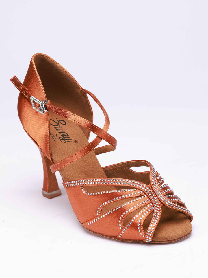 Chaussures de danse latine pour femme, modèle April, couleur tannée, avec côtés fermés pour un meilleur maintien. Leur design orné de strass assortis apporte une touche sophistiquée, tandis que la boucle métallique réglable garantit un ajustement sécurisé. Équipées d&