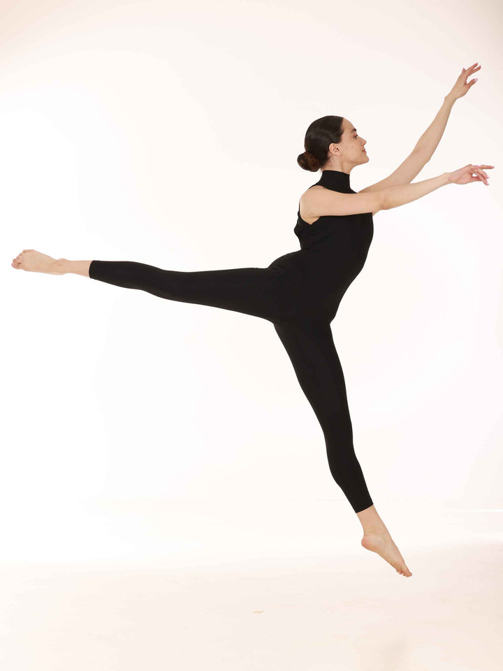 Combinaison de danse et yoga pour femme, col halter avec crochets métalliques flexibles, dos ouvert avec deux larges bretelles, coupe legging, couleur noire, pour un style épuré et moderne - vue latérale