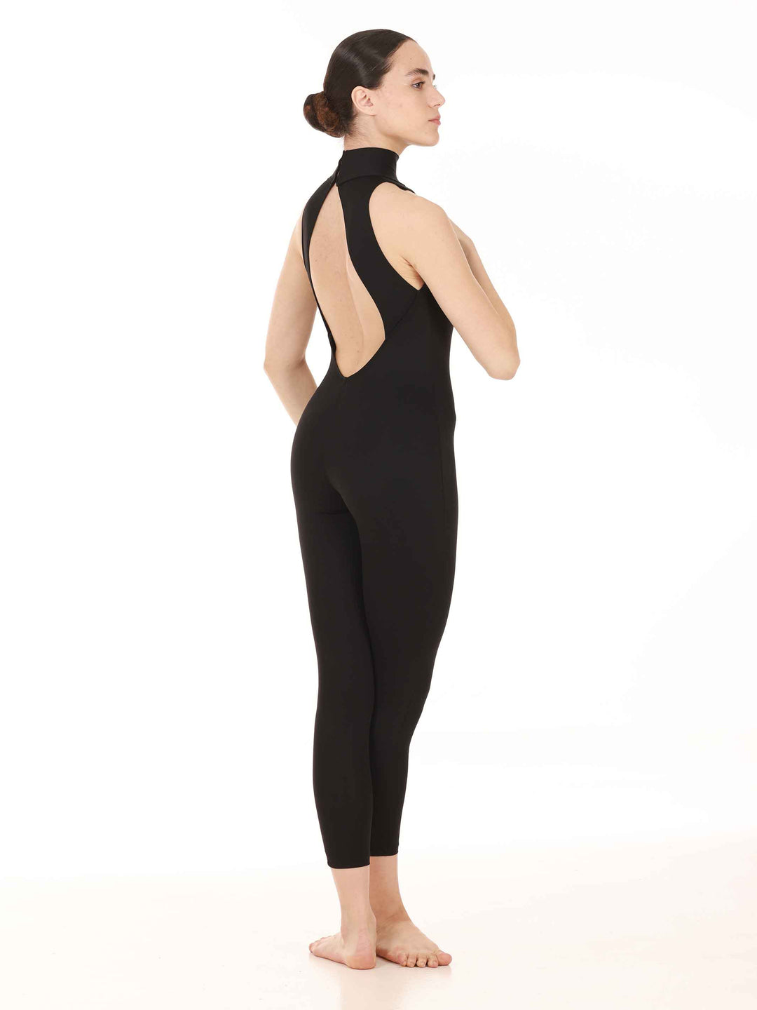 Combinaison de danse et yoga pour femme, col halter avec crochets métalliques flexibles, dos ouvert avec deux larges bretelles, coupe legging, couleur noire, pour un style épuré et moderne - vue de côté