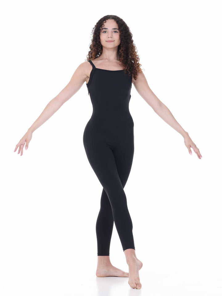 Vue de face d’une bailarina en unitard negro à larges bretelles – look minimaliste pour clase de danse.
