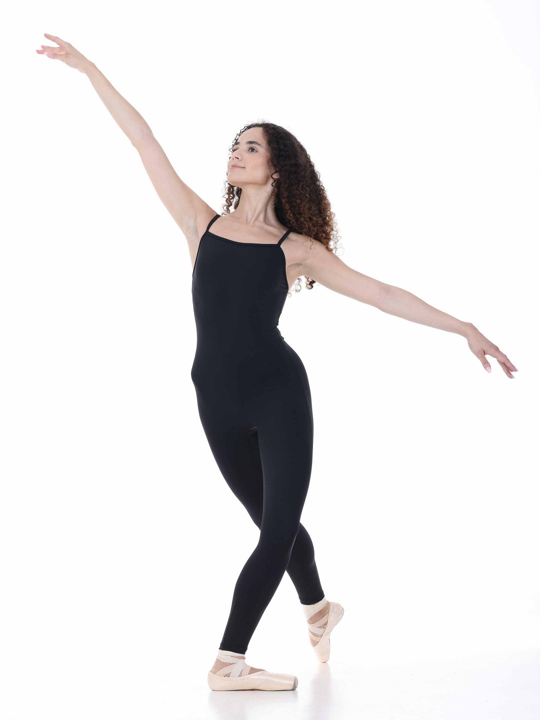 Danseuse en tenue de danse negroe effectuant une arabesque, portant un unitard à fines bretelles – mode ballet Sway.