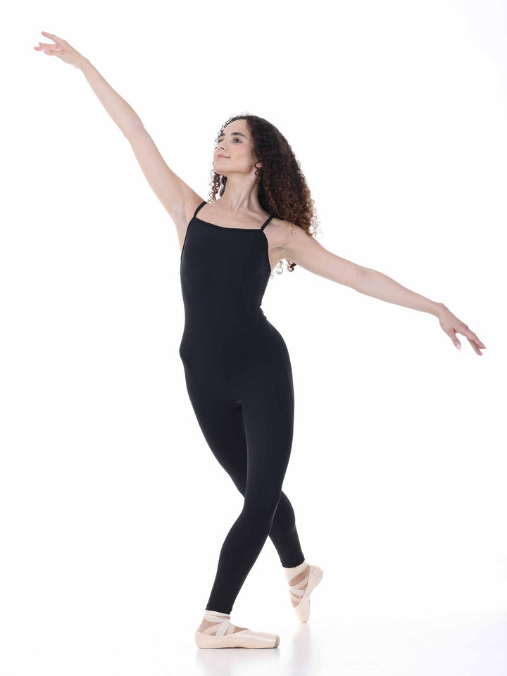 Danseuse en tenue de danse negroe effectuant une arabesque, portant un unitard à fines bretelles – mode ballet Sway.