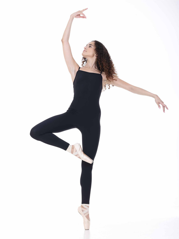 Danseuse effectuant une pose en équilibre sur pointes, vêtue d’un unitard negro – tenue technique Sway.