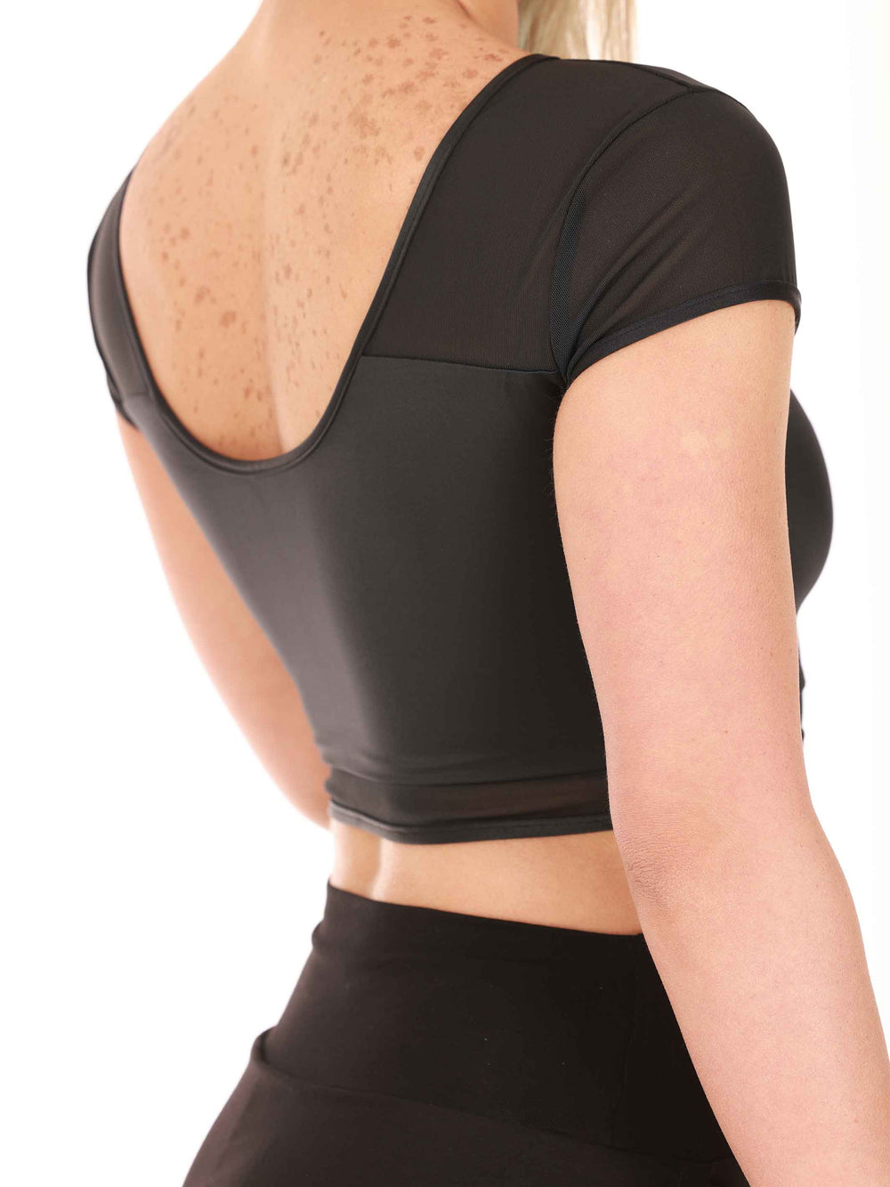 Crop top de danse en mesh à manches courtes pour femme, conception réversible pouvant se porter à l'avant ou à l'arrière, coupe ajustée et courte, couleur noire - vue arrière