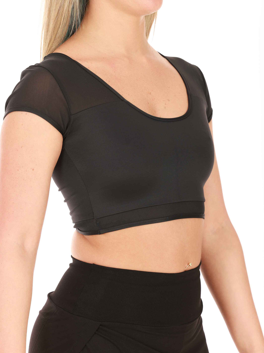 Crop top de danse en mesh à manches courtes pour femme, conception réversible pouvant se porter à l'avant ou à l'arrière, coupe ajustée et courte, couleur noire - vue de côté