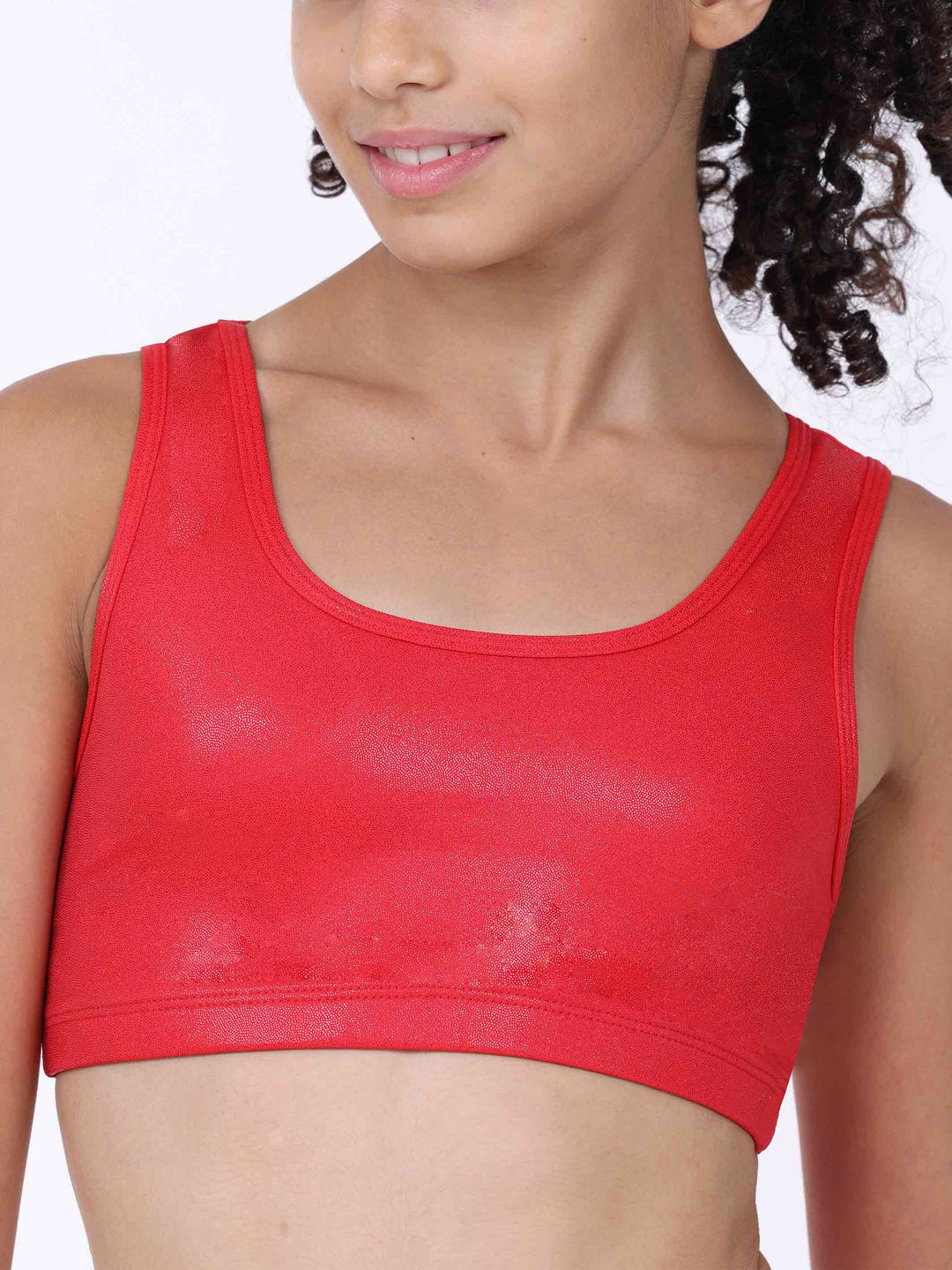 Gros plan sur la brassière de gymnastique red brillante for girls – en tissu stretchy et scintillant.