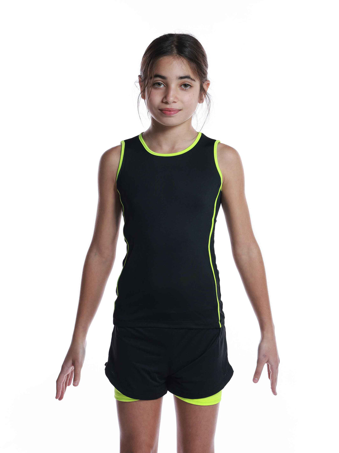 Ensemble de sport perforé noir et jaune pour filles - vue de face avec haut court et short
