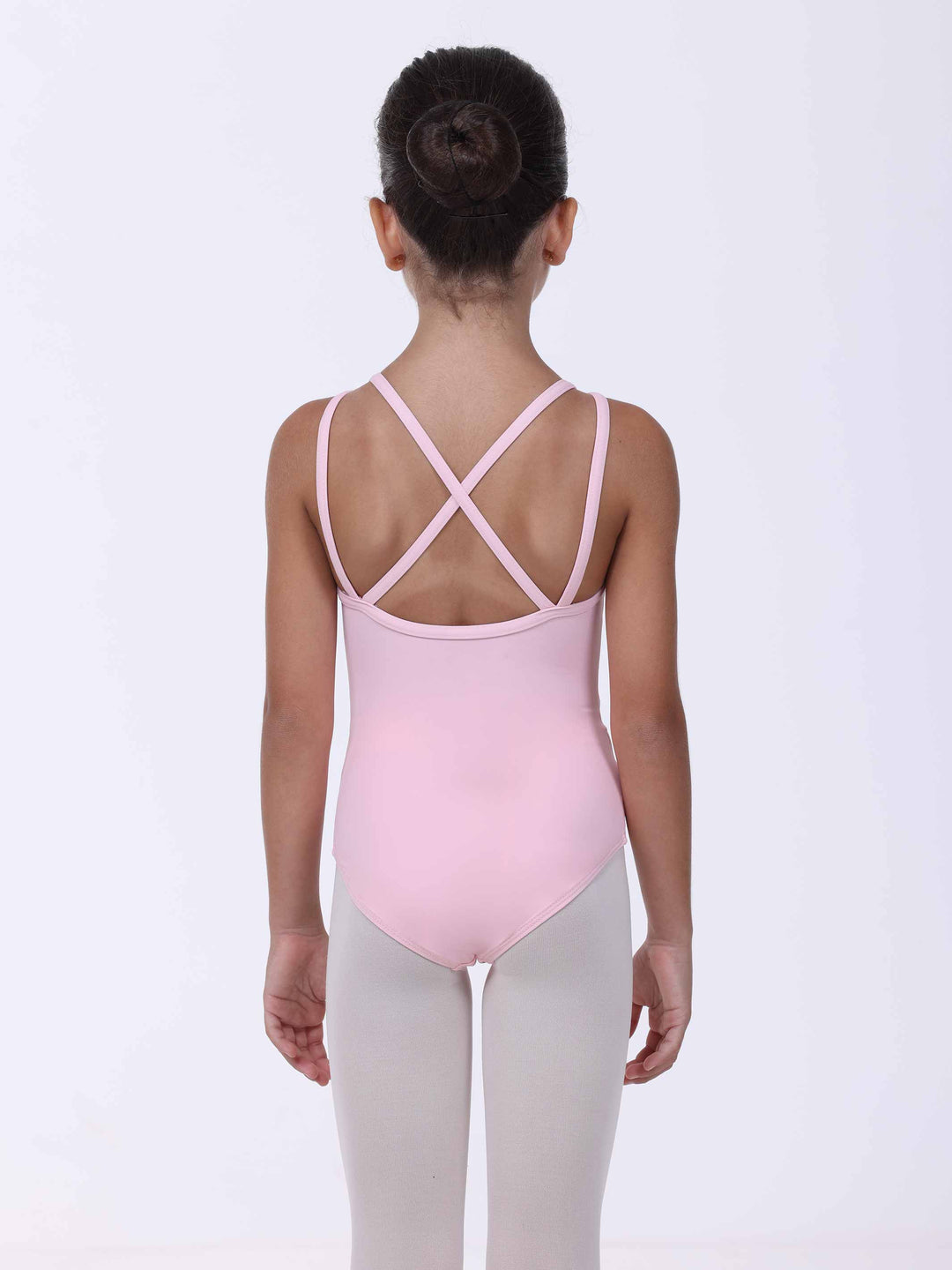 Personne portant un body rosa clair con des spalline incrociate su un fond bianco