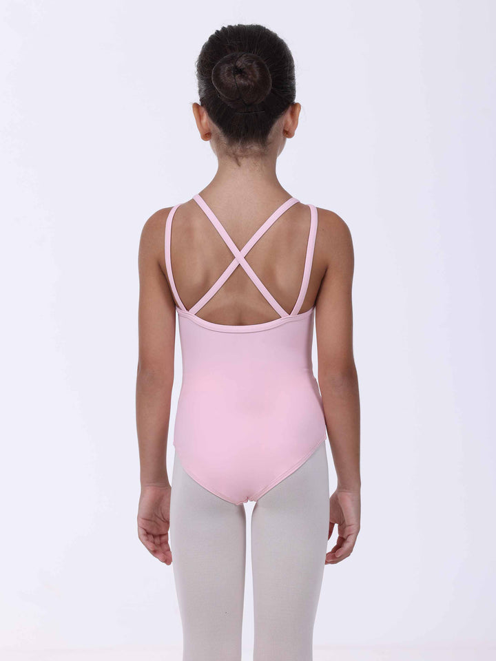 Personne portant un body rosa clair con des spalline incrociate su un fond bianco