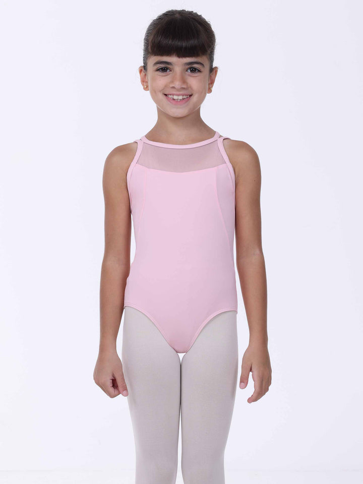 Jeune bambina portant un body da balletto rosa clair con des panneaux in mesh su un fond bianco