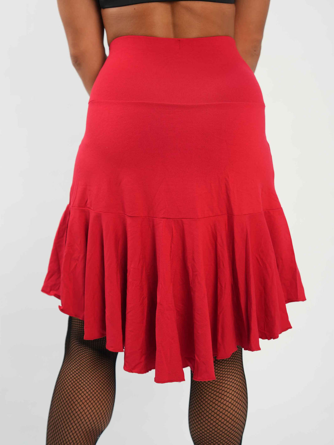 Détail of the dos of the skirt fishtail red – tissu flowing and plis amples.