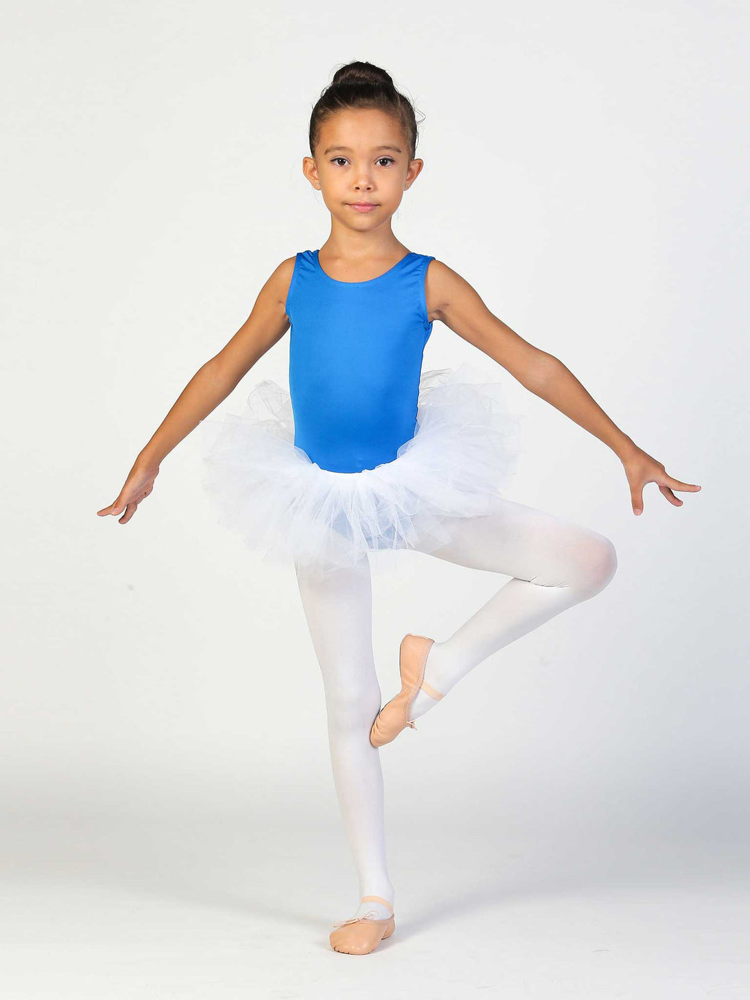 Tutù di ballet bianco da bambina – gonna in tulle vaporeuse e body blu.