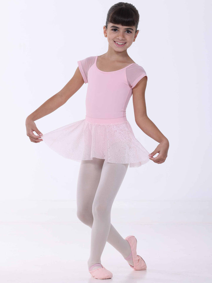 Jeune ballerina portant une gonna di danse rosa clair – pizzo florale e movimento gracieux.