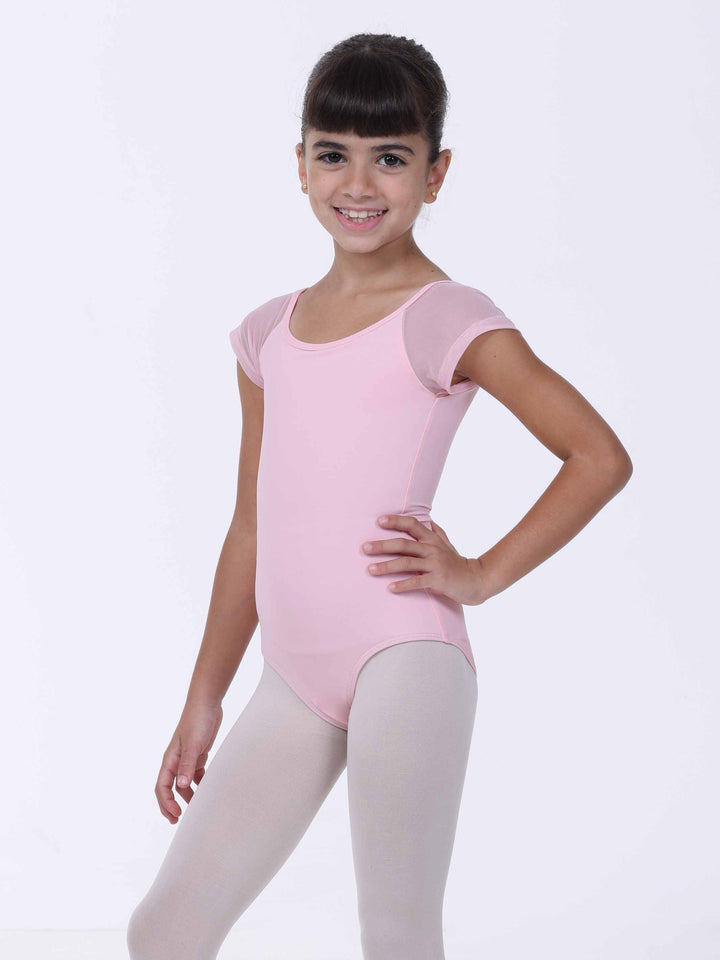 Jeune dancer souriante portant a leotards pink clair – coupe classique and manches in tulle.