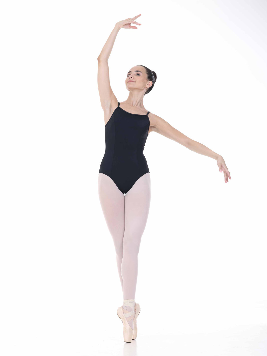 Danseuse sur pointes portant un leotards black fitted – look sobre et elegant pour pratique du ballet.