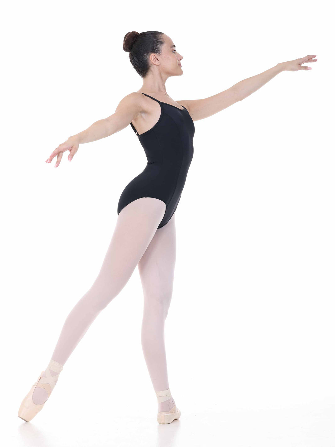 Profil de dancer en movement portant un leotards black à coutures avant – tenue souple pour studio de danse.