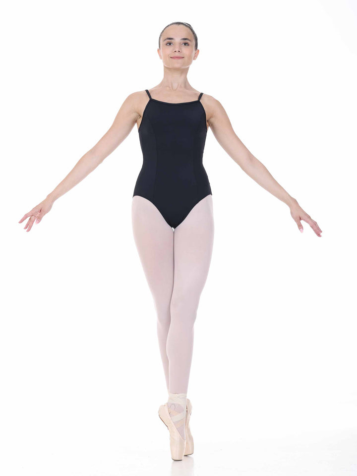 Danseuse en position de ballet sur pointes, vêtue d’un leotards black – tenue féminine pour pratique de danse.