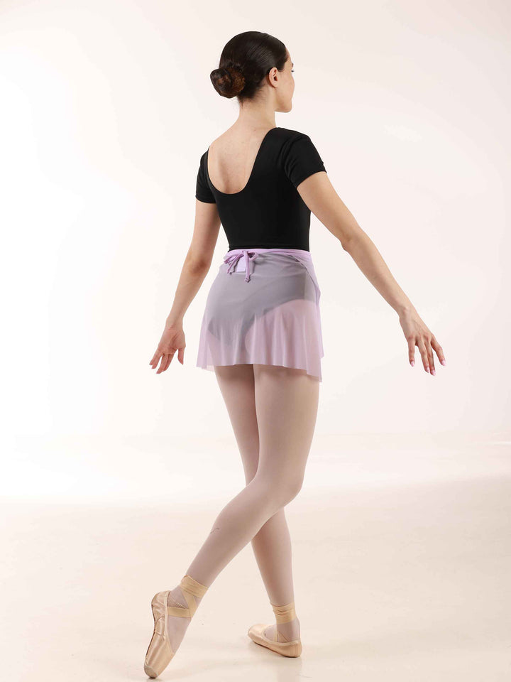 Justaucorps de ballet à manches courtes, encolure arrondie et dos dégagé pour femme, couleur noir, porté avec une jupe de couleur lilac - vue latérale