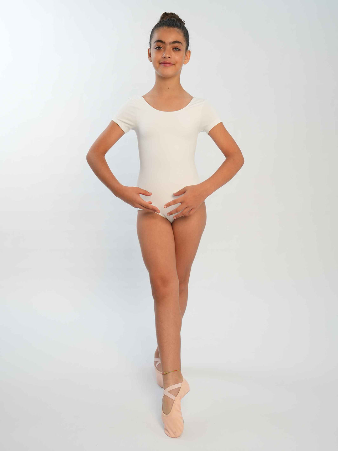 Body de ballet à maniche corte da bambina, style classique et sobre, encolure arrondie et dos dégagé, parfait pour les lezione quotidiens de ballet et les performances, couleur bianco