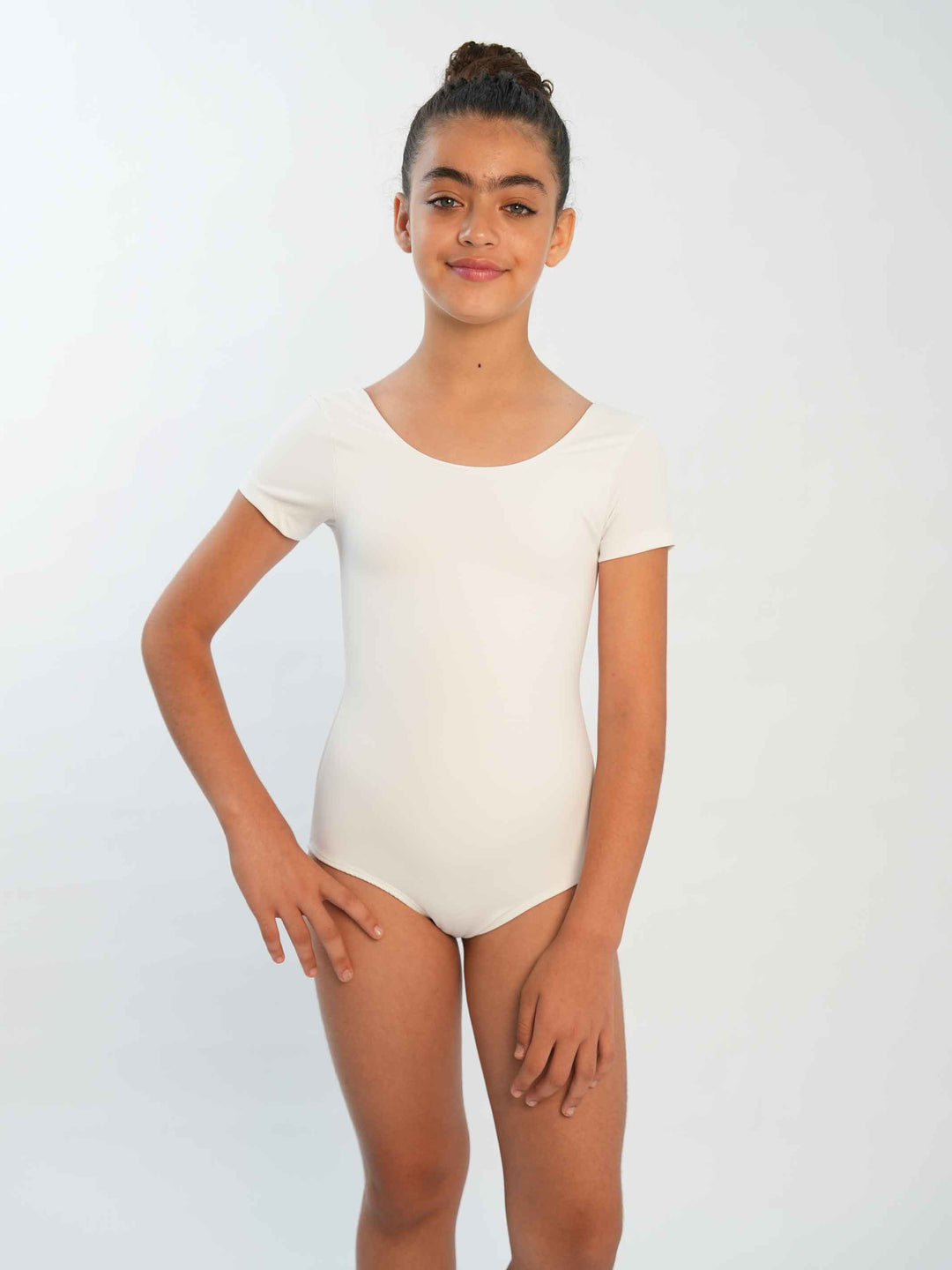 Body de ballet à maniche corte da bambina, style classique et sobre, encolure arrondie et dos dégagé, parfait pour les lezione quotidiens de ballet et les performances, couleur bianco
