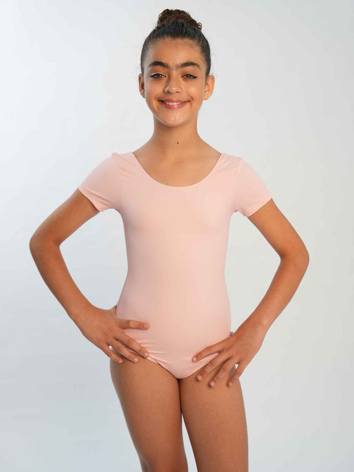 Body de ballet à maniche corte da bambina, style classique et sobre, encolure arrondie et dos dégagé, parfait pour les lezione quotidiens de ballet et les performances, couleur rosa clair