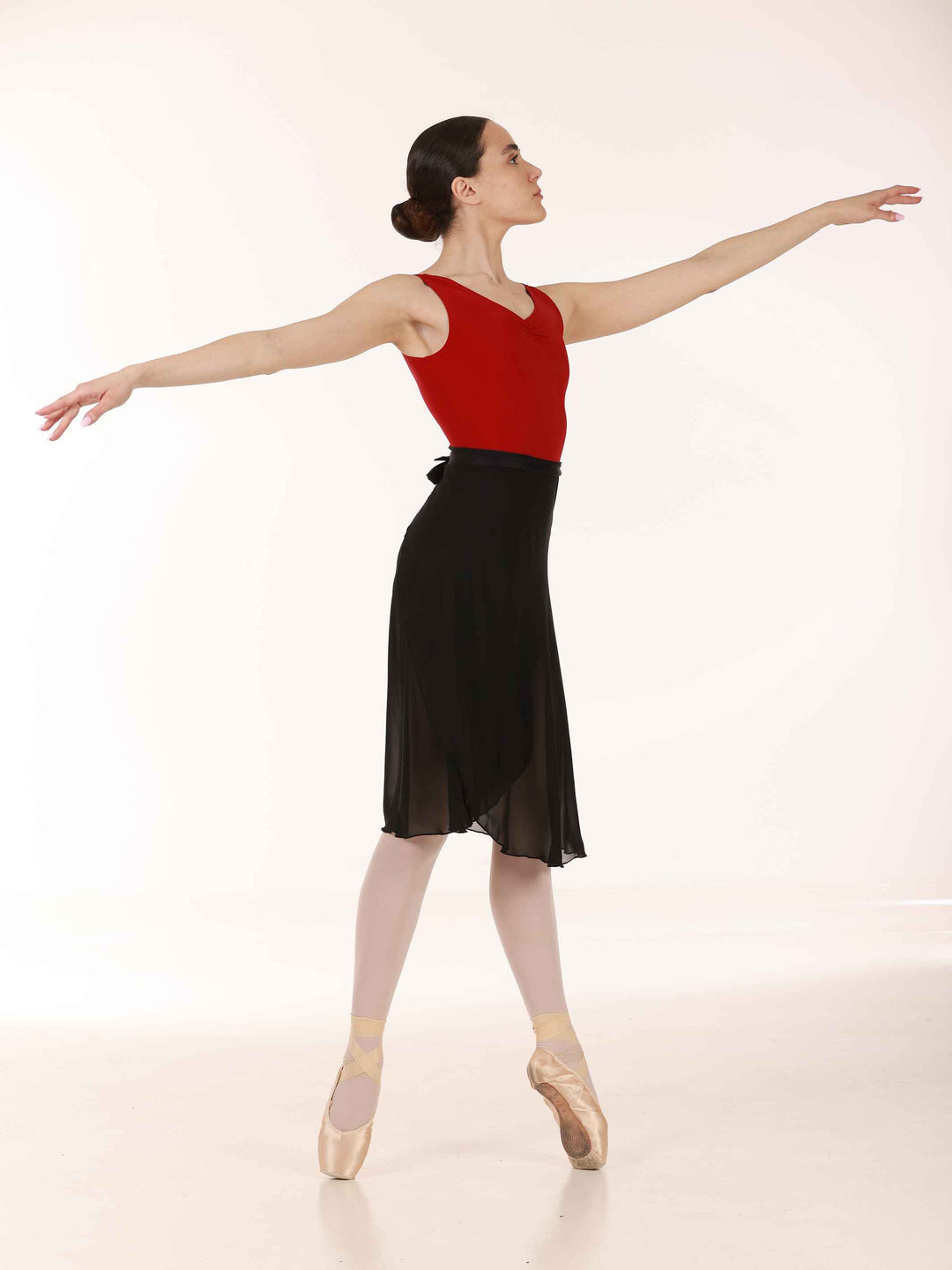 Justaucorps de ballet pour femme à manches tank, décolleté en V avec détail froncé, dos échancré, couleur bordeaux, porté avec une jupe noir - vue latérale