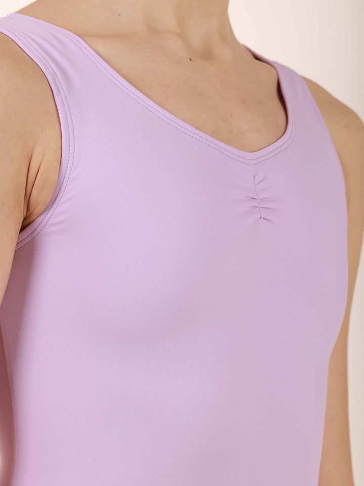 Justaucorps de ballet pour femme à manches tank, décolleté en V avec détail froncé, dos échancré, couleur lilac - gros plan sur la vue de face
