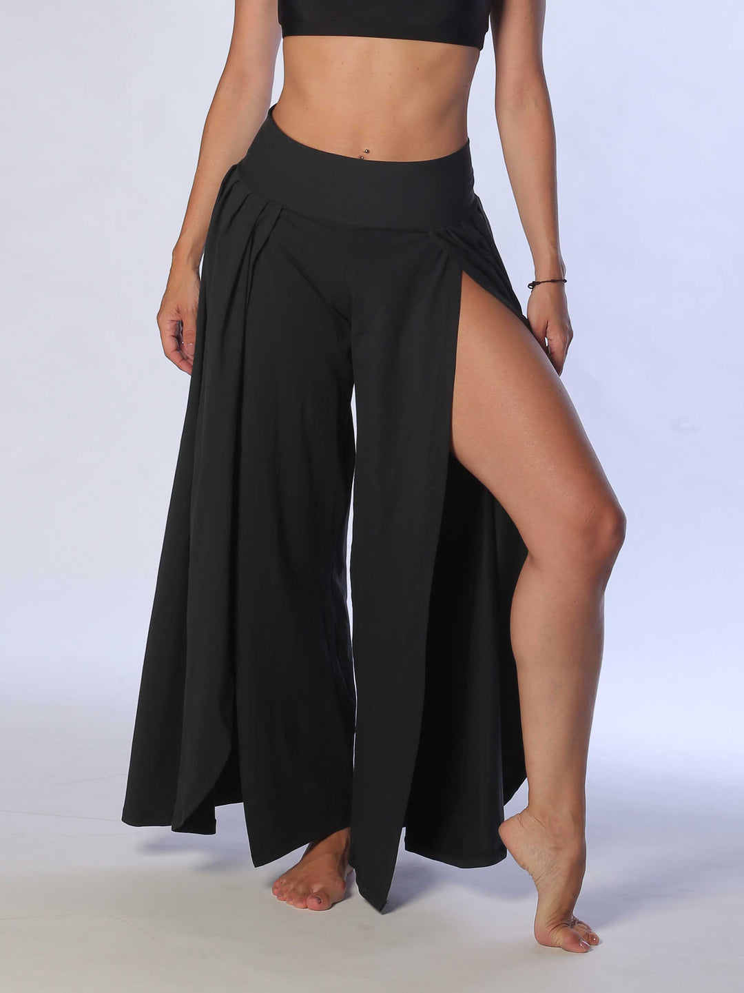 Détail of the pants of danse black with coupe ample – style elegant for jazz and pratique scénique.