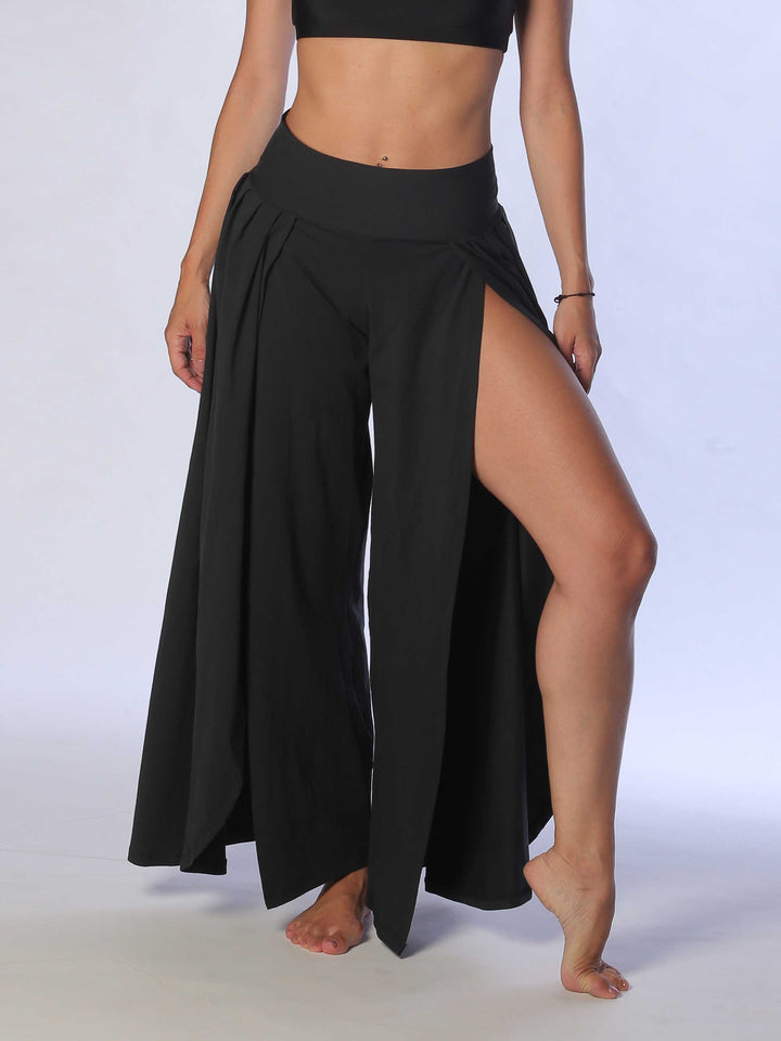 Détail of the pants of danse black with coupe ample – style elegant for jazz and pratique scénique.
