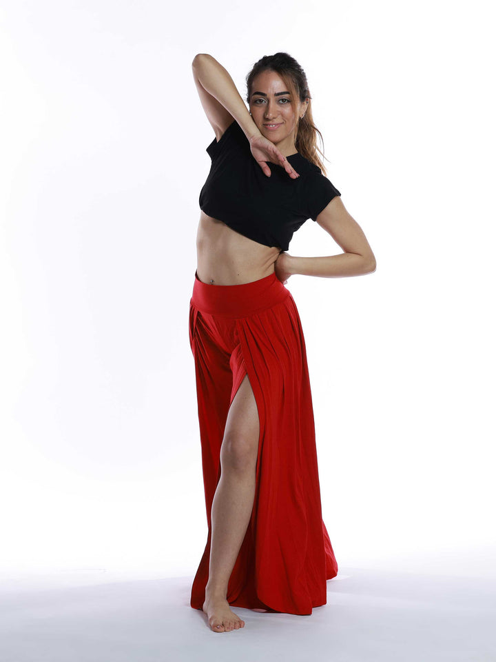 Danseuse in pants of danse red – modèle flowing with fente latérale for freedom of movement.