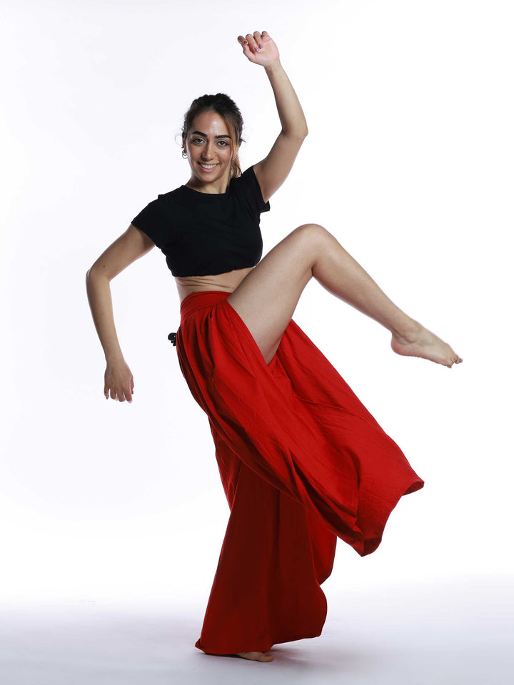 Danseuse in plein saut portant a pants Freeform red – tenue dynamique for danse jazz.