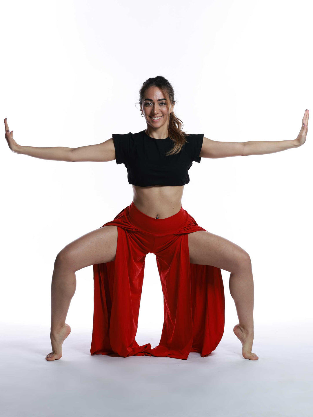 Danseuse in movement with pants of danse red – look expressif and ample.