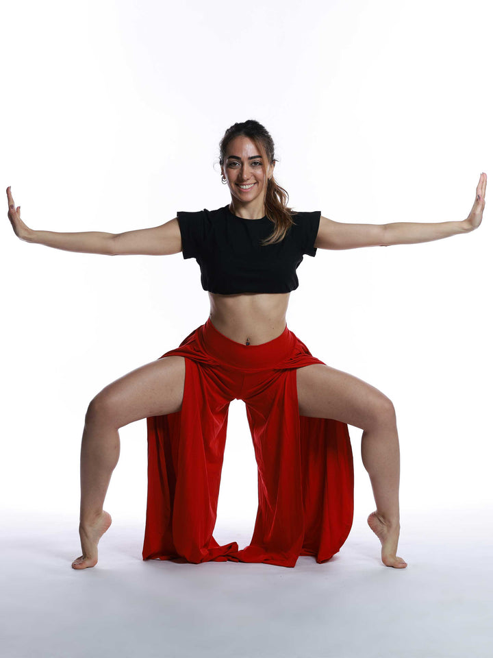 Danseuse in movement with pants of danse red – look expressif and ample.