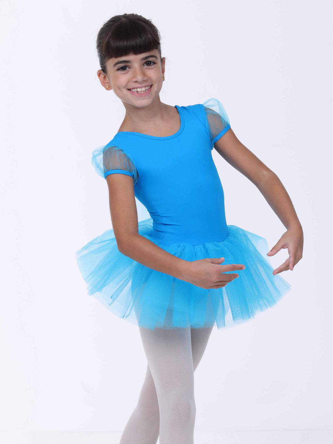 Jeune ballerina souriante in abito di danse blu clair – manches transparentes e gonna évasée.