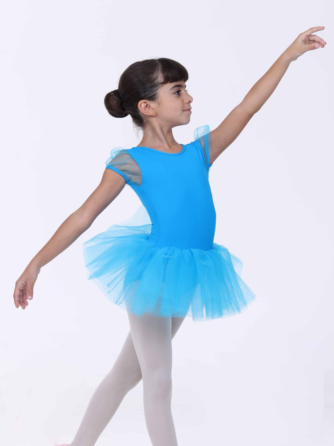 Profil di ballerina in movimento – abito di danse blu clair con manches in tulle.