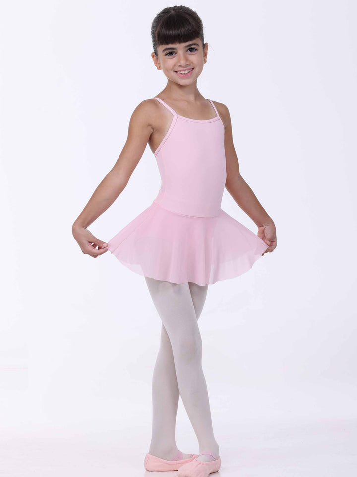 Jeune ballerina souriante portant une abito di danse rosa clair – bretelles fines e gonna légère.