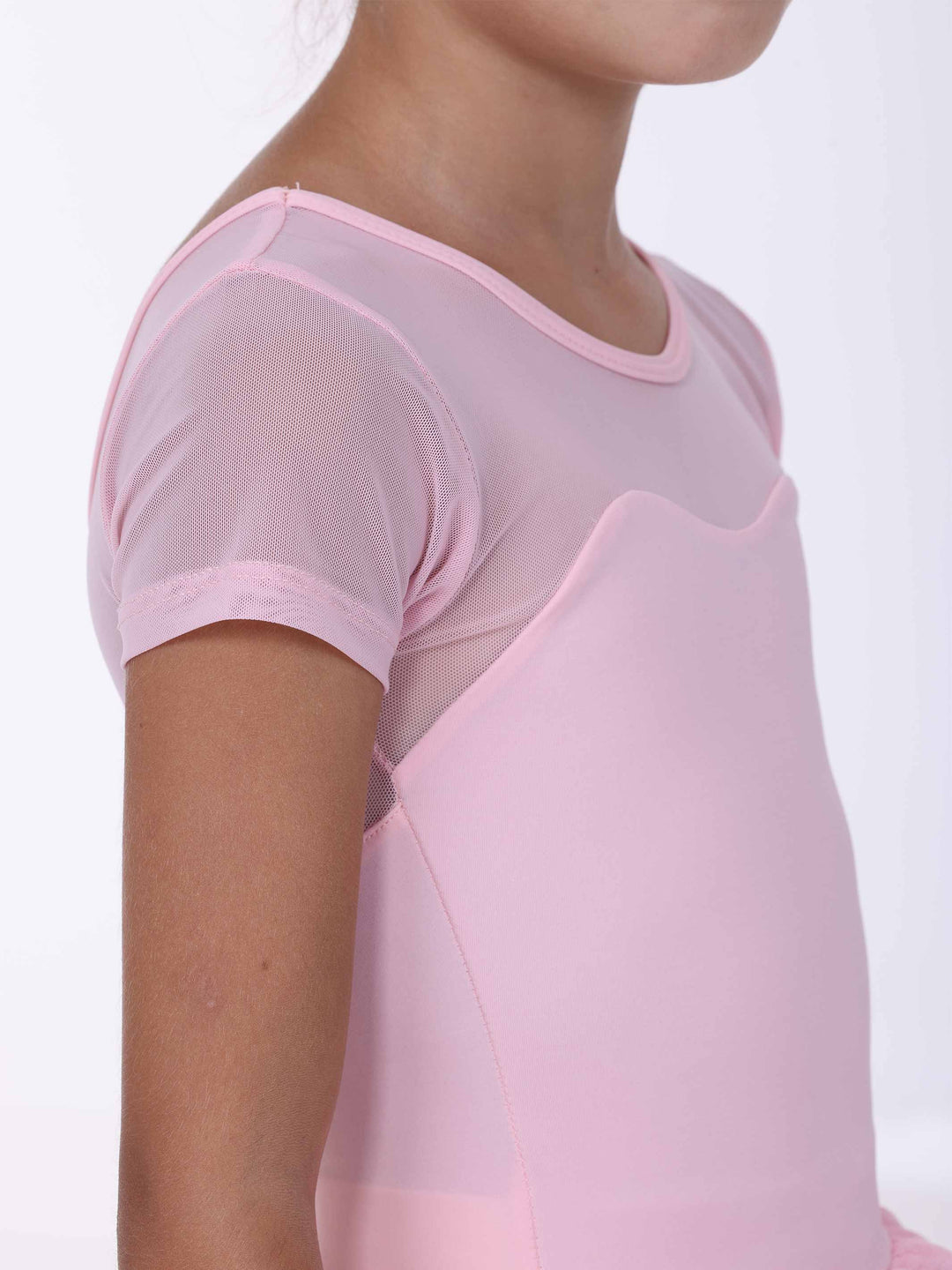 Vue rapprochée des maniche corte in tulle rosa – abito di danse douce e elegante.