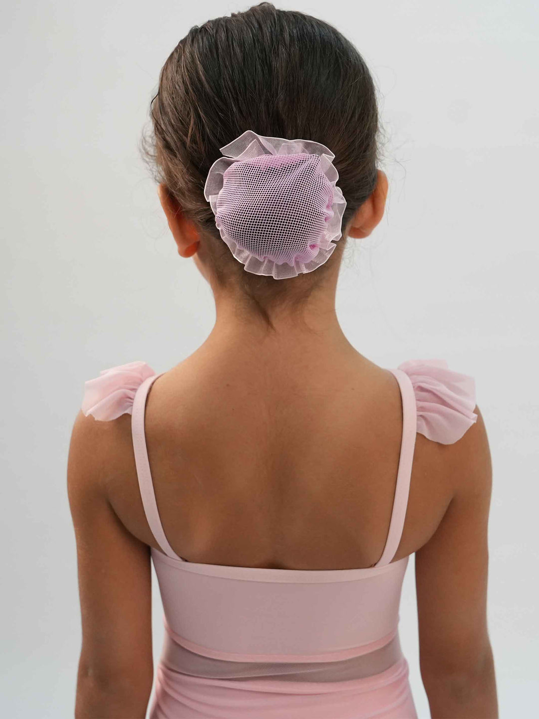 Robe de ballet camisole avec manches volantes pour fille, corsage avec panneau en mesh, jupe attachée, design classique avec dos droit et devant en forme de V, couleur rose clair - gros plan sur la vue arrière