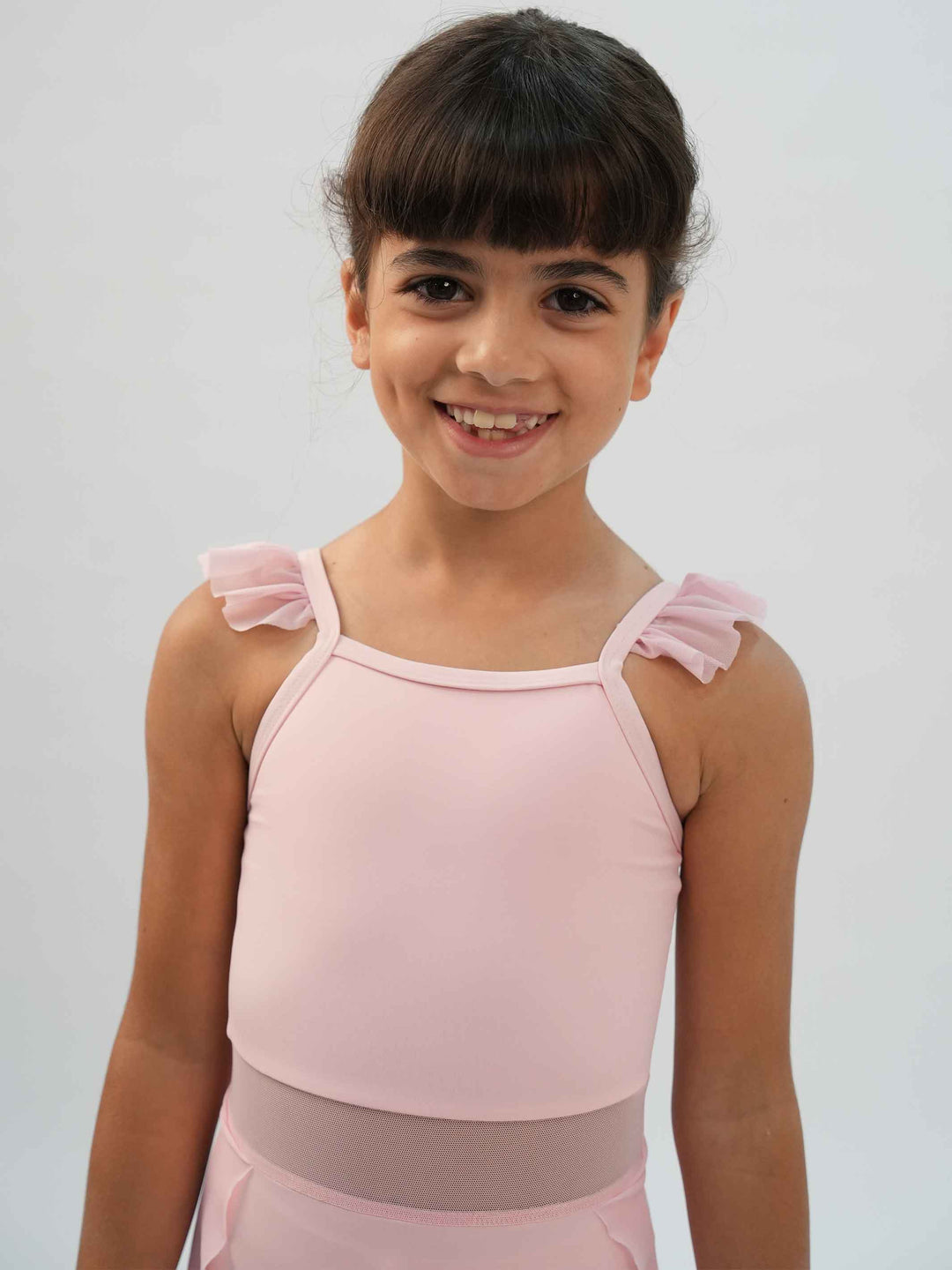 Robe de ballet camisole avec manches volantes pour fille, corsage avec panneau en mesh, jupe attachée, design classique avec dos droit et devant en forme de V, couleur rose clair - gros plan sur la vue de face