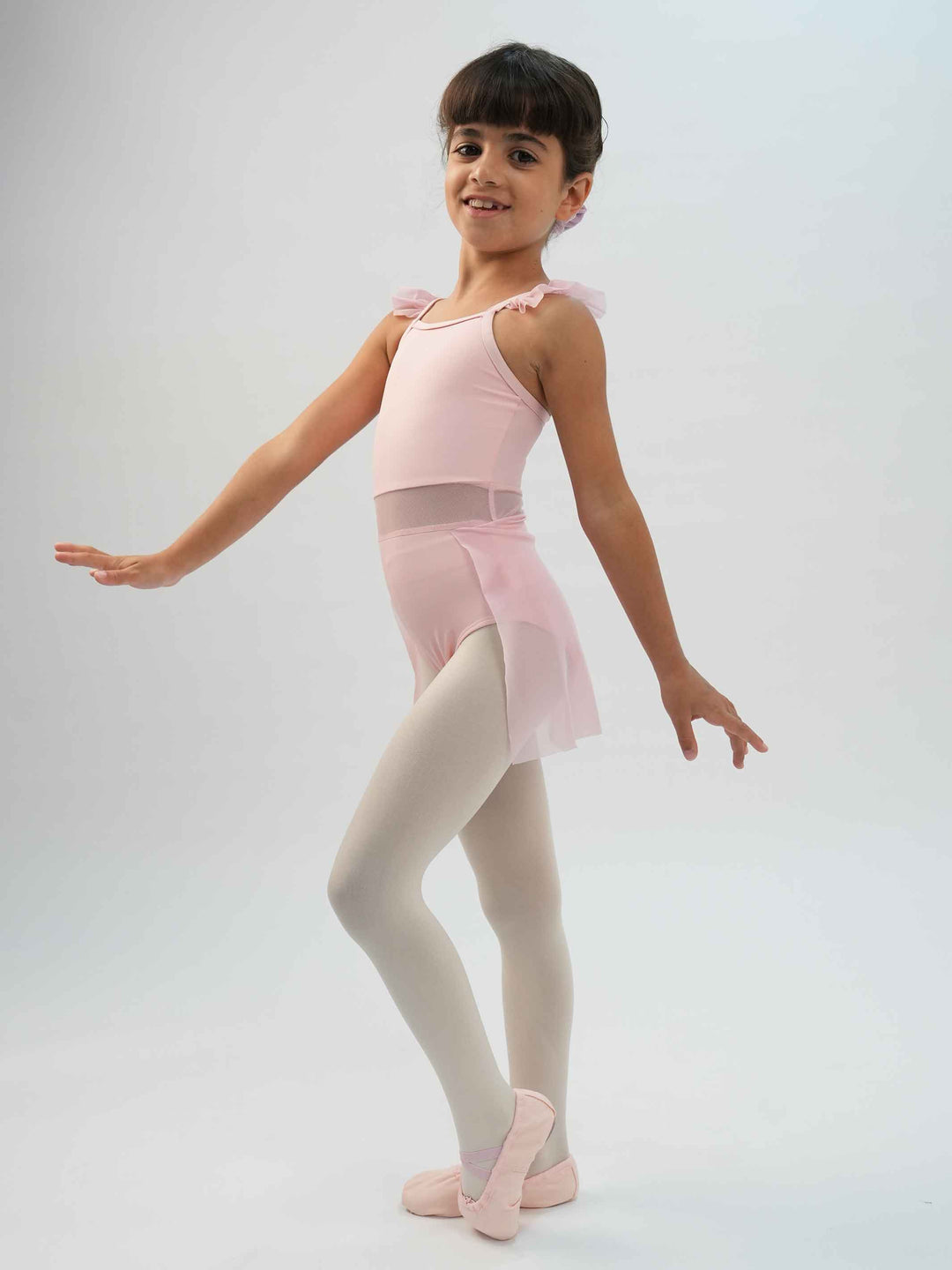 Robe de ballet camisole avec manches volantes pour fille, corsage avec panneau en mesh, jupe attachée, design classique avec dos droit et devant en forme de V, couleur rose clair - vue de côté