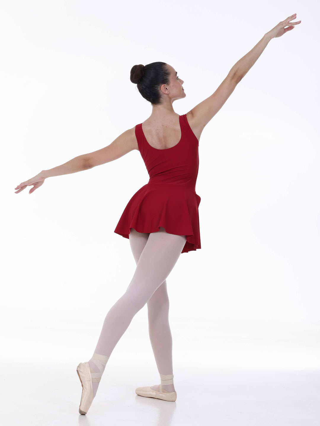 Vue de dos d’une dress de ballet bordeaux – coupe fittede et skirt flowing pour une allure gracieuse.
