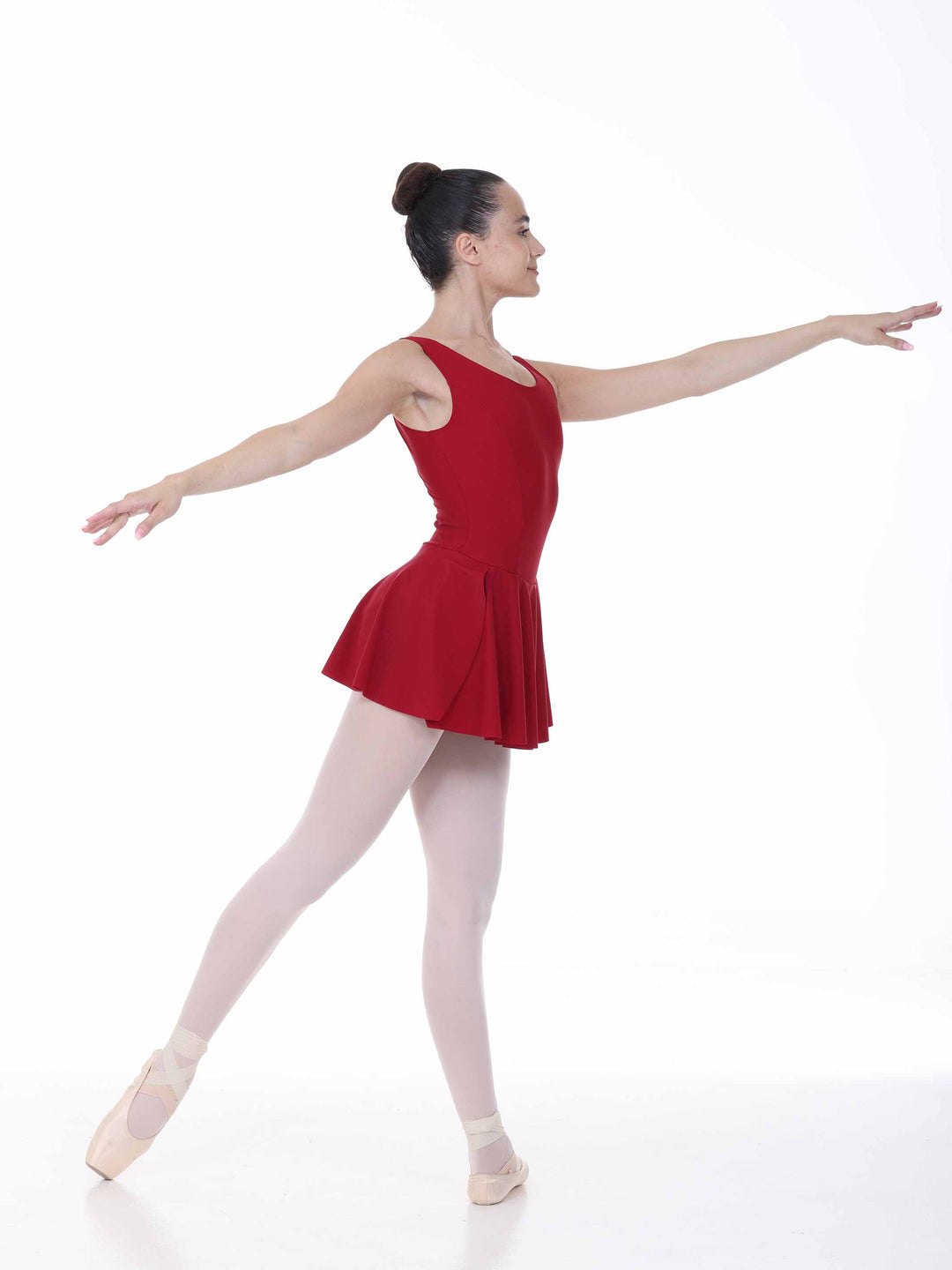 Danseuse in movement portant a dress bordeaux of ballet – ligne elegant and silhouette élancée.
