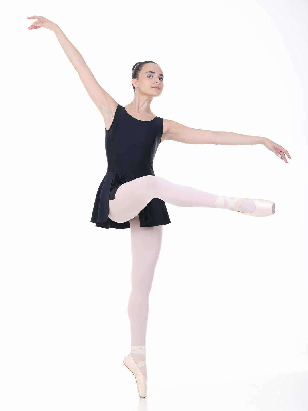 Danseuse exécutant a movement of ballet with a dress blacke – tenue of stage and of répétition.