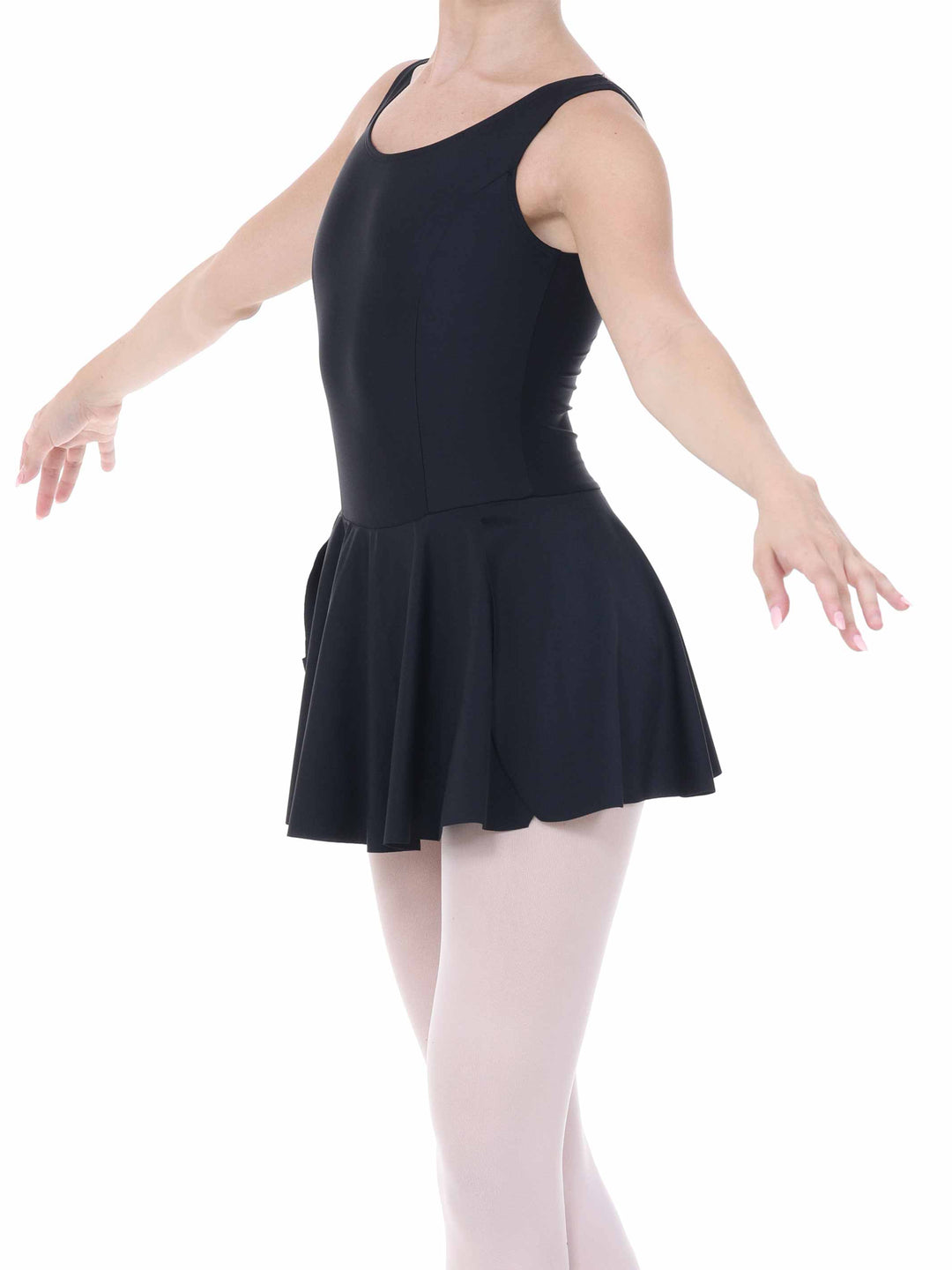 Danseuse in pose classique with dress blacke flowing – silhouette harmonieuse and skirt souple.