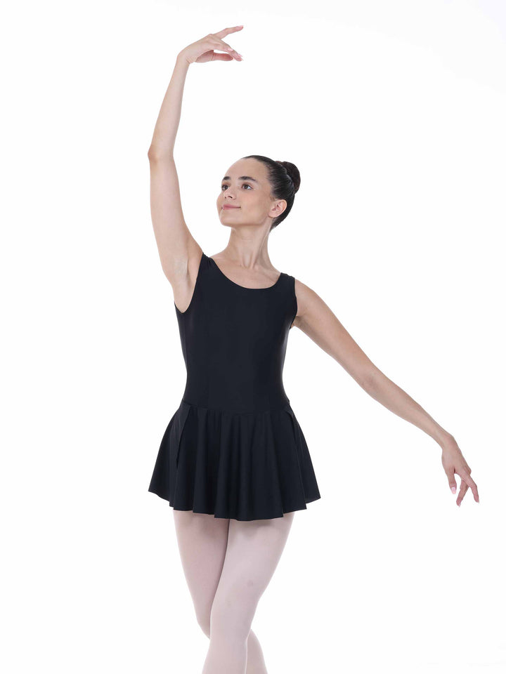 Dress of contemporary dance blacke – coupe fittede on the haut and skirt évasée with panneaux.