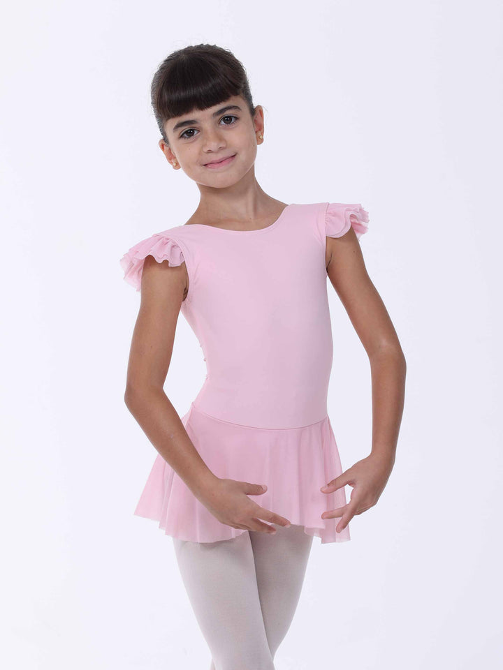 Jeune ballerina in abito rosa clair à manches papillon superposées – style gracieux e fluido.